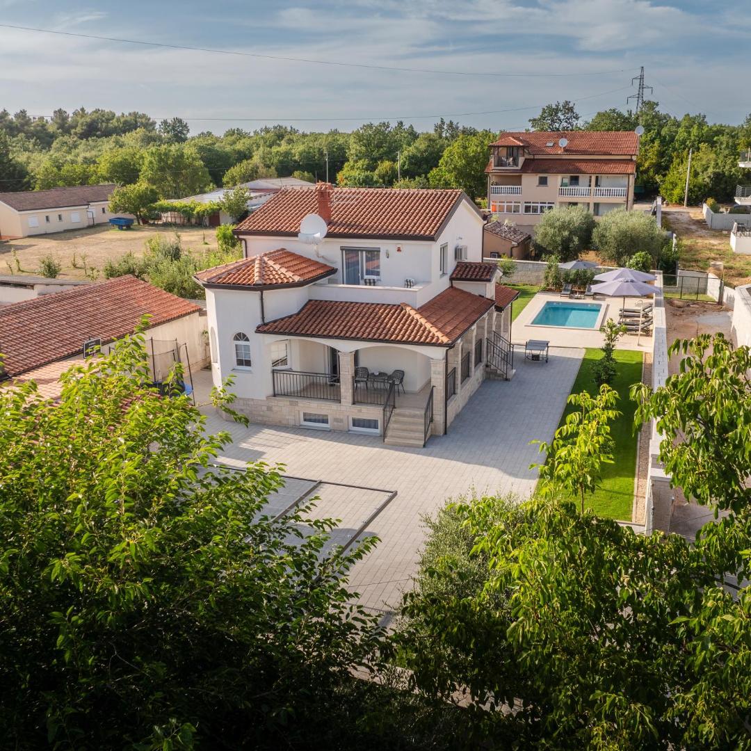 Ferienhaus Tatjana mit Pool — innen